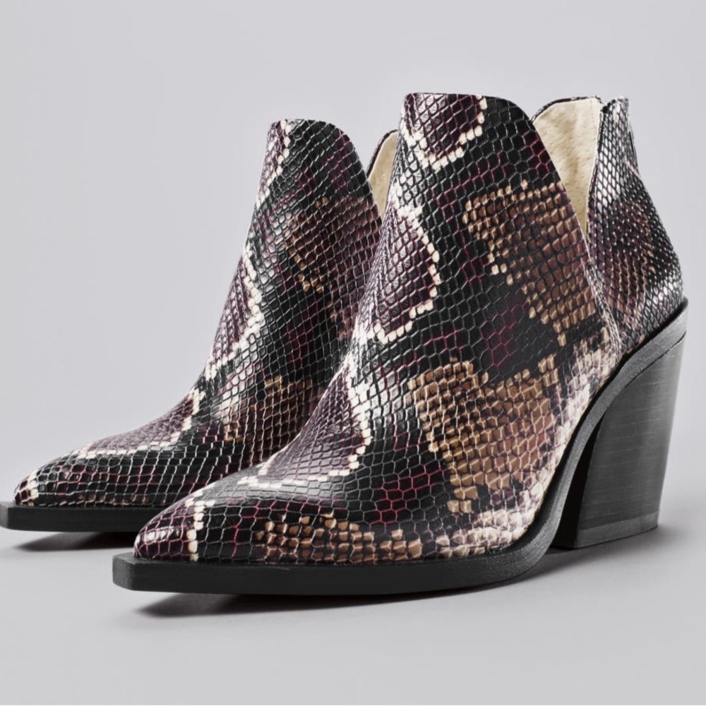 Vince Camuto snake print booties size 6.5